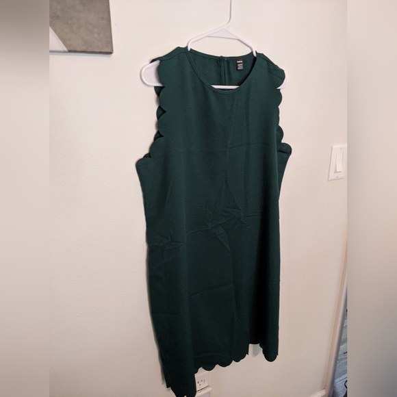 Green Dress - Picture 1 of 5